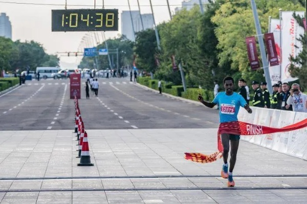 2023太原马拉松道路一位女孩的逆袭之路-第3张图片-www.211178.com_果博福布斯